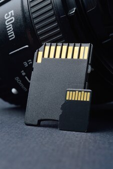 Karta Micro Sd Z Adapterem Na Tle Wymiennego Obiektywu Do Aparatu Cyfrowego. Premium Zdjęcia