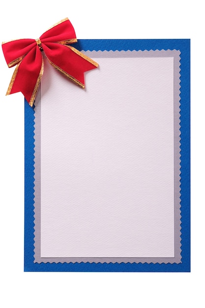 Bezpłatne zdjęcie kartka świąteczna czerwona kokardka ozdoba pionowa na białym tle