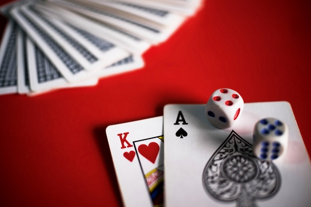 Karty Blackjack na czerwonym stole