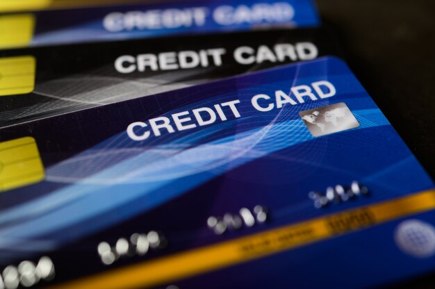 Karty kredytowe ułożone na podłodze