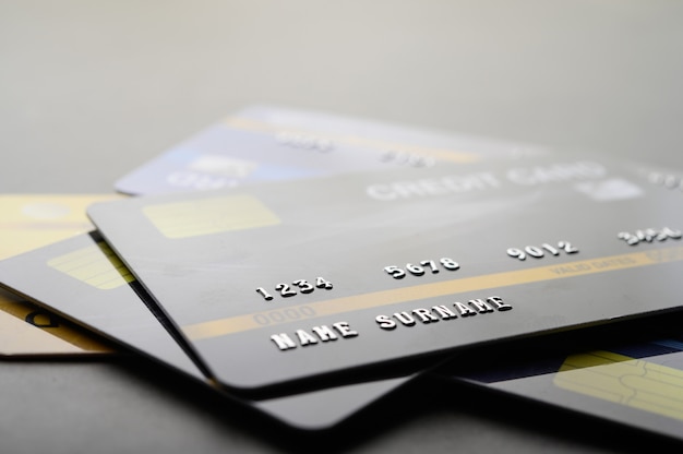 Karty kredytowe ułożone na podłodze