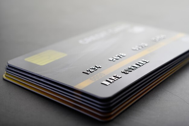 Karty kredytowe ułożone równo w stos