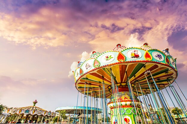 Karuzela. Konie na karnawałowych Merry Go Round.