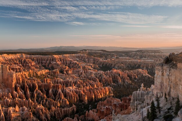 Kąt ujęcia zapierającego dech w piersiach widoku na Bryce Canyon, USA - wygląda jak kawałek nieba