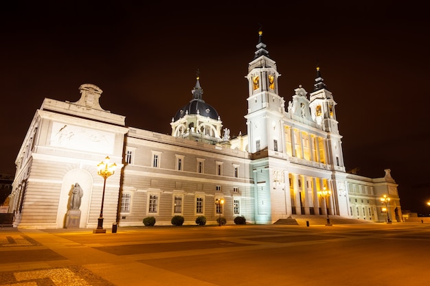 Bezpłatne zdjęcie katedra almudena w nocy. madryt, hiszpania