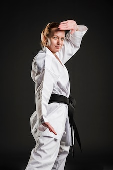 Kaukaska karate kobieta pozuje środka strzał