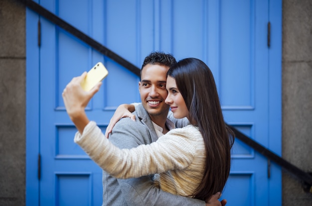 Kaukaska Kochająca Para Robi Selfie