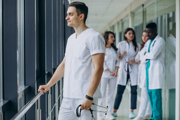 Kaukaski lekarz mężczyzna stojący na korytarzu szpitala