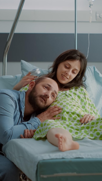 Kaukaski Mężczyzna I Kobieta Spodziewają Się Dziecka Na Oddziale Szpitalnym