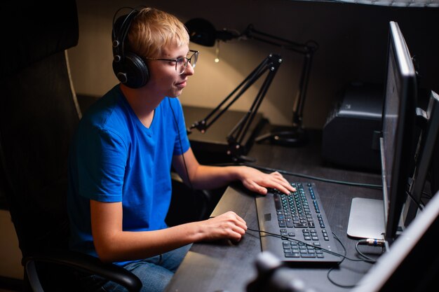 Kaukaski młody nastolatek guy gra gry na komputerze i transmituje gry na żywo. uczestniczy w turnieju esports