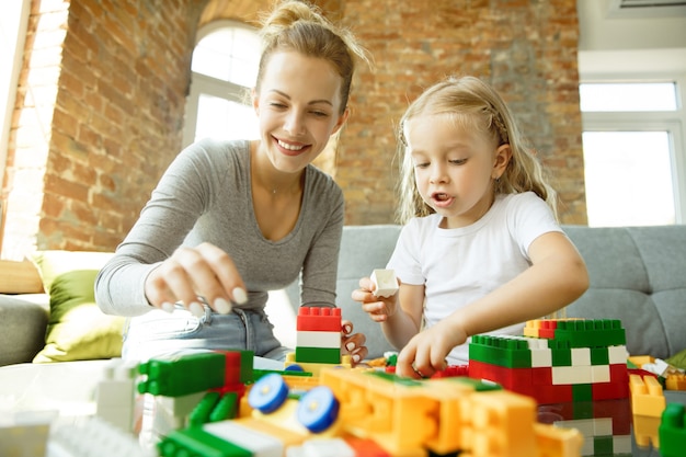 Kaukaski nauczycielka i mała dziewczynka lub mama i córka. Edukacja domowa