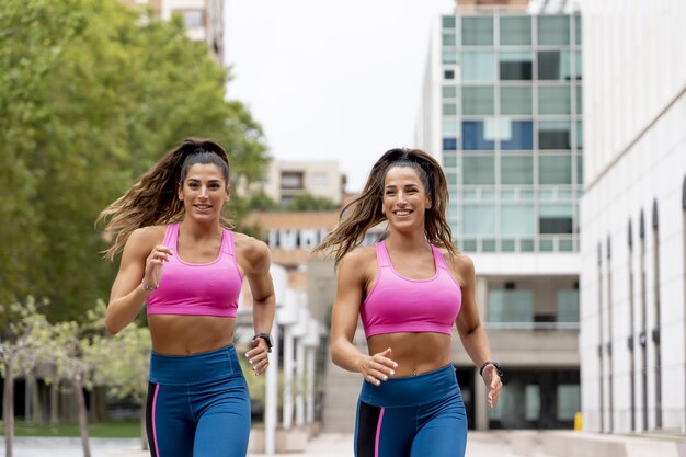 Kaukaski wysportowane kobiety biegające i robiące poranne treningi - koncepcja zdrowego stylu życia
