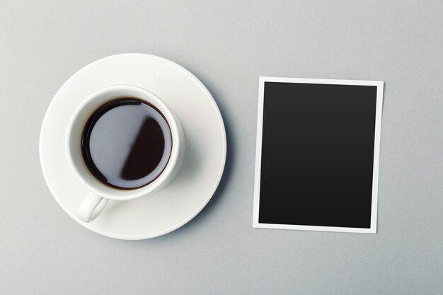 Kawa i zdjęcie puste na stole
