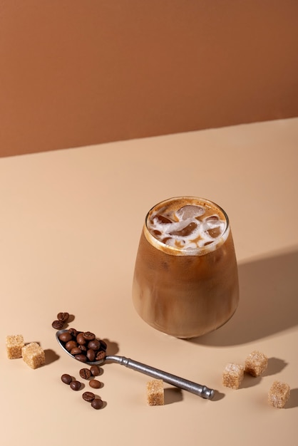 Bezpłatne zdjęcie kawa mrożona pod wysokim kątem i kostki cukru