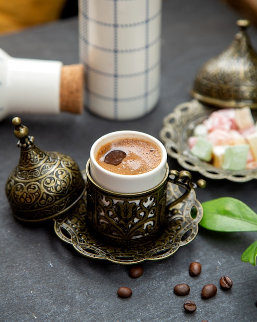 Kawa po turecku serwowana w filiżance ornated