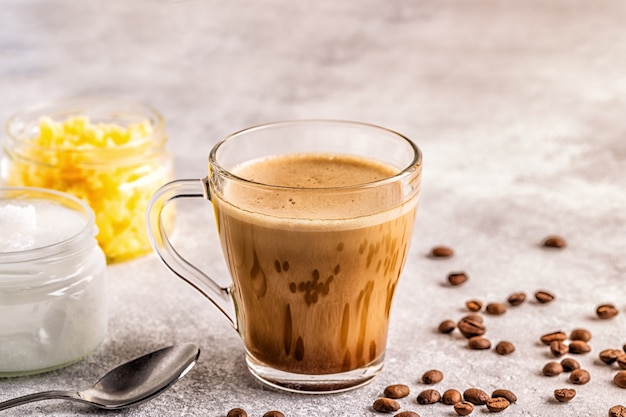 Kawa zmieszana z masłem ghee i olejem kokosowym mct, paleo, keto, napój śniadaniowy ketogeniczny.