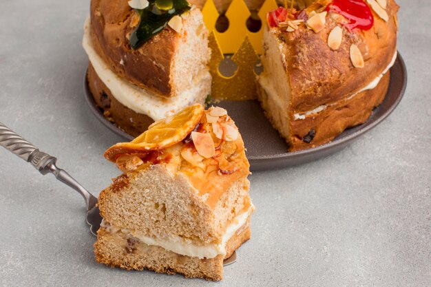 Kawałek pysznego deseru Roscon de Reyes Epiphany