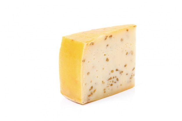 Kawałek sera na białym tle