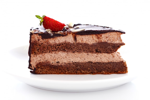Kawałek smacznego ciasta czekoladowego z truskawkami na wierzchu