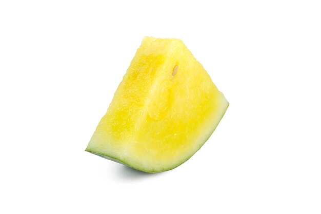 Kawałek świeżego soczystego żółtego arbuza na białym tle ze ścieżką przycinającą