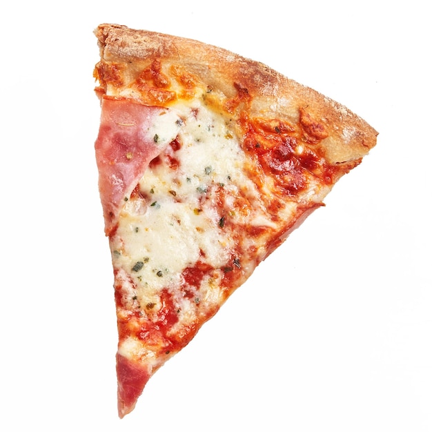 Kawałek włoskiej pizzy prosciutto na białym tle