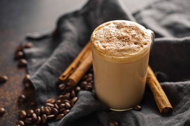 Kawowy Napój Cynamonowy Z Mlekiem Premium Zdjęcia