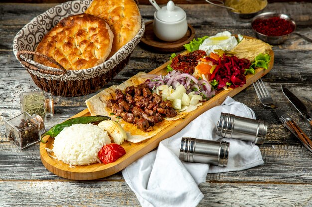 Kebab combo wątroba ryż hummus cebula warzywa widok z boku