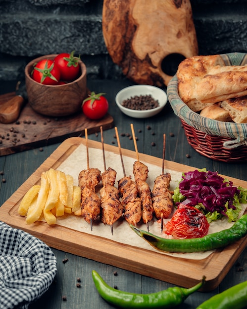 Bezpłatne zdjęcie kebab tikka z frytkami i surówką