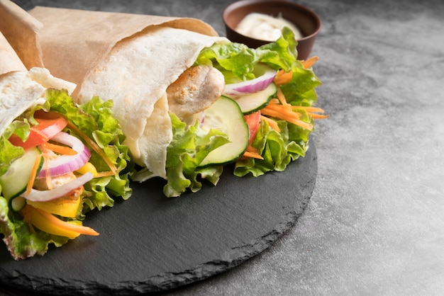 Kebab wrap z mięsem i warzywami z bliska