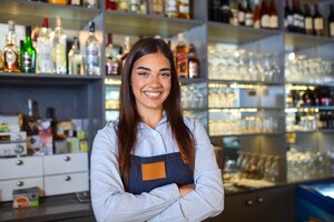 Kelnerka w fartuchu uśmiechnięta patrząc na kamerę szczęśliwa kobieta interesu właścicielka małej firmy dziewczyna przedsiębiorca pracownik kawiarni pozuje w restauracji kawiarnia