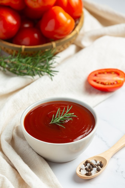 Bezpłatne zdjęcie ketchup lub sos pomidorowy ze świeżym pomidorem