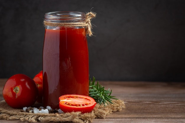 Bezpłatne zdjęcie ketchup lub sos pomidorowy ze świeżym pomidorem