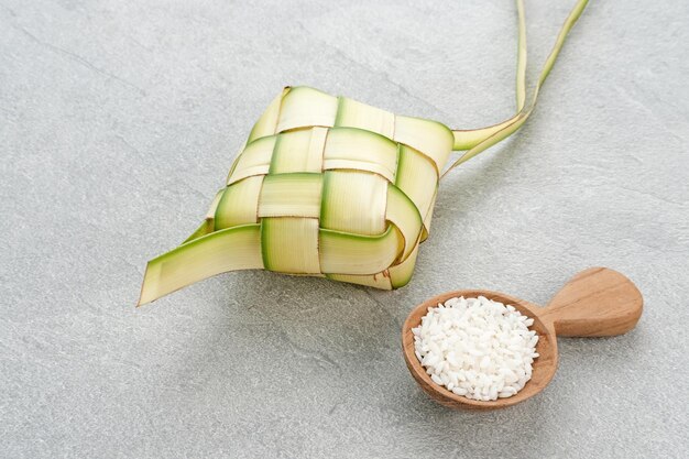 Ketupat ketupat lub knedle ryżowe to lokalny przysmak podczas eid alfitr naturalna osłonka ryżowa