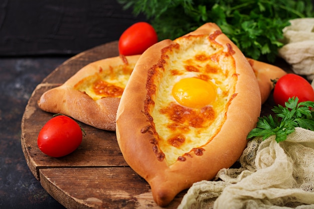 Khachapuri po adjariańsku. Otwarte ciasto z mozzarellą i jajkiem. Kuchnia gruzińska.