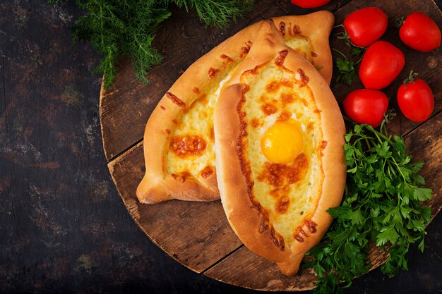 Khachapuri po adjariańsku. Otwarte ciasto z mozzarellą i jajkiem. Kuchnia gruzińska.