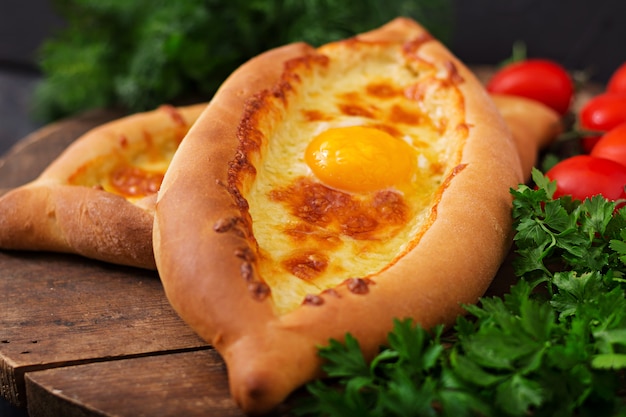 Khachapuri po adjariańsku. Otwarte ciasto z mozzarellą i jajkiem. Kuchnia gruzińska.