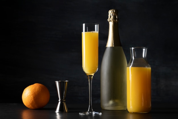 Bezpłatne zdjęcie kieliszek koktajlowy mimosa i pomarańcza