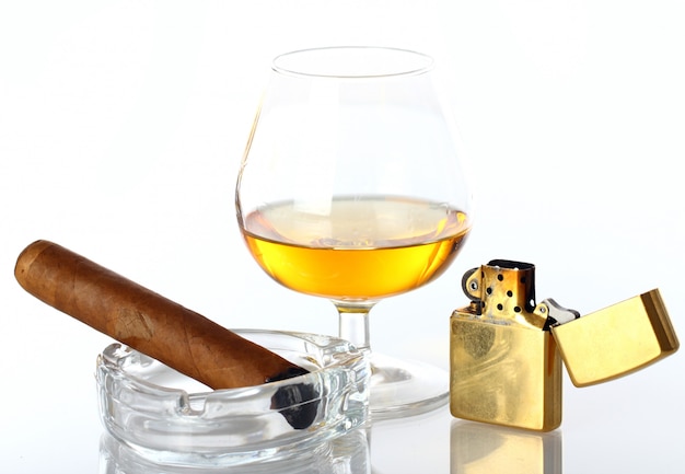 Bezpłatne zdjęcie kieliszek whisky i cygara