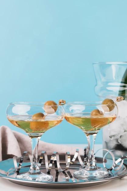Bezpłatne zdjęcie kieliszki do szampana z oliwkami