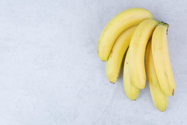 Kilka dojrzałych bananów owocowych na białym tle. Zdjęcie wysokiej jakości