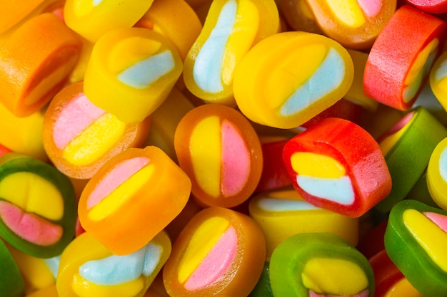 Kilka kolorowych cukierków