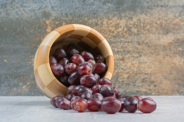 Kilka świeżych Fioletowych Winogron Z Wiadra