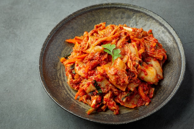kimchi gotowe do spożycia w czarnym talerzu