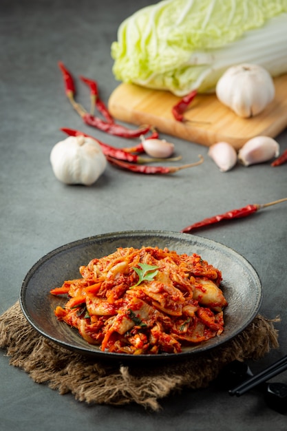 kimchi gotowe do spożycia w czarnym talerzu