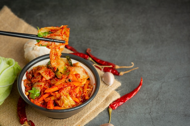 Bezpłatne zdjęcie kimchi gotowe do spożycia w misce