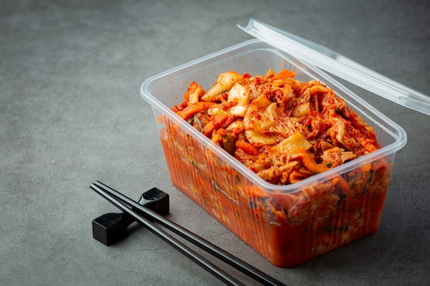 kimchi gotowe do spożycia w plastikowym pudełku