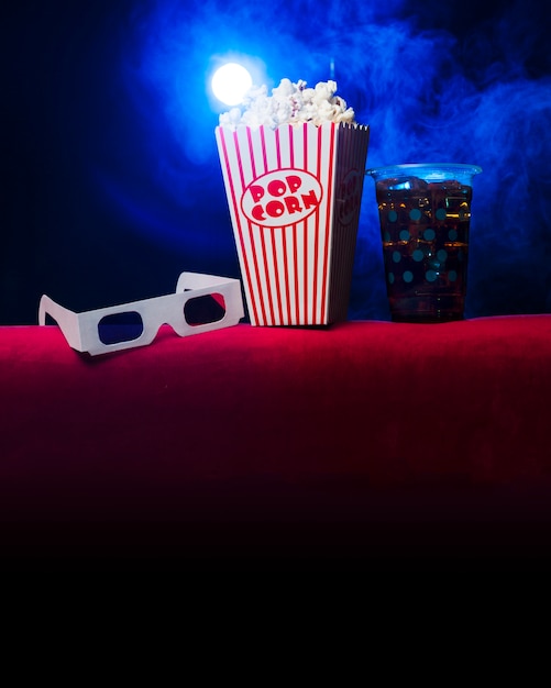 Kino z pudełkiem popcornu i okularami 3d