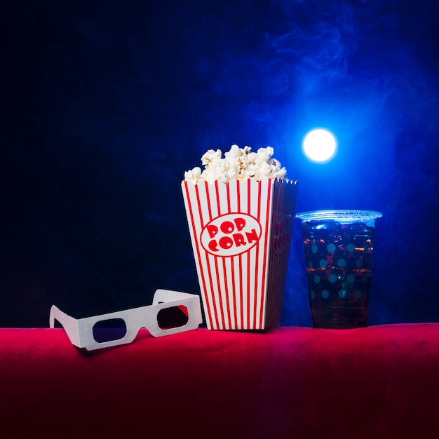Kino z pudełkiem popcornu