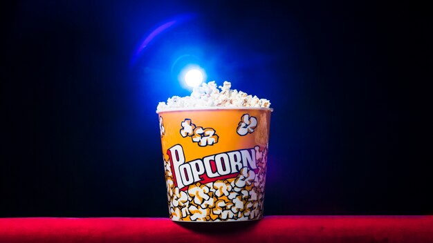 Kino z pudełkiem popcornu