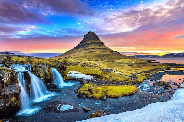 Kirkjufell o wschodzie słońca na Islandii. Piękny krajobraz.